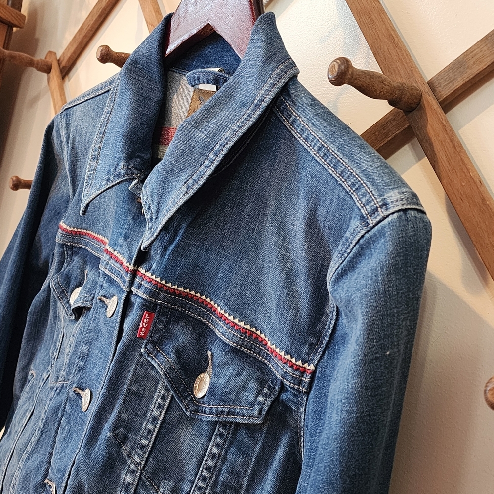 Levis Womens Jean Jacket Size L Denim Trucker Aztec Embroidered Western EUC - Picture 7 of 11
